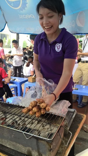 Nhân viên Hoàng Bèo Duy Tân vui vẻ nướng nem lụi mời khách