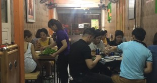 Quán không rộng, nhưng khách hàng Hoàng Bèo Láng Hạ luôn thấy thoải mái