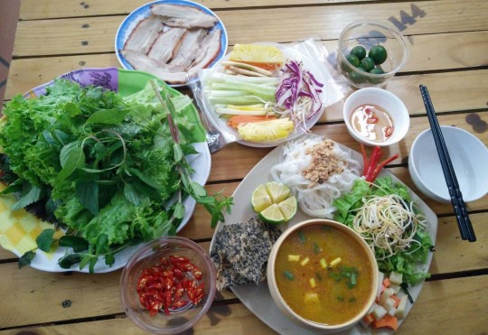 quan-ngon-banh-trang-cuon-thit-heo-va-my-quang